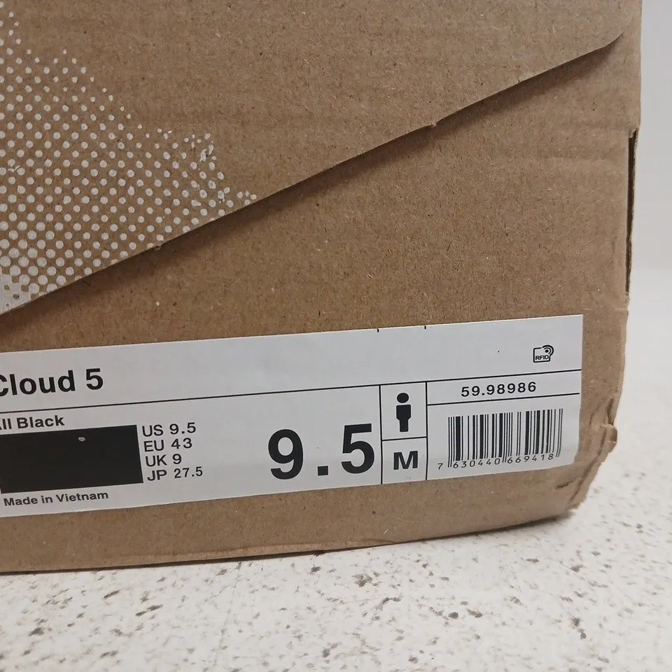 BOXED PAIR OF ON RUNNING CLOUD 5 ALL BLACK TRAINERS – UK 9