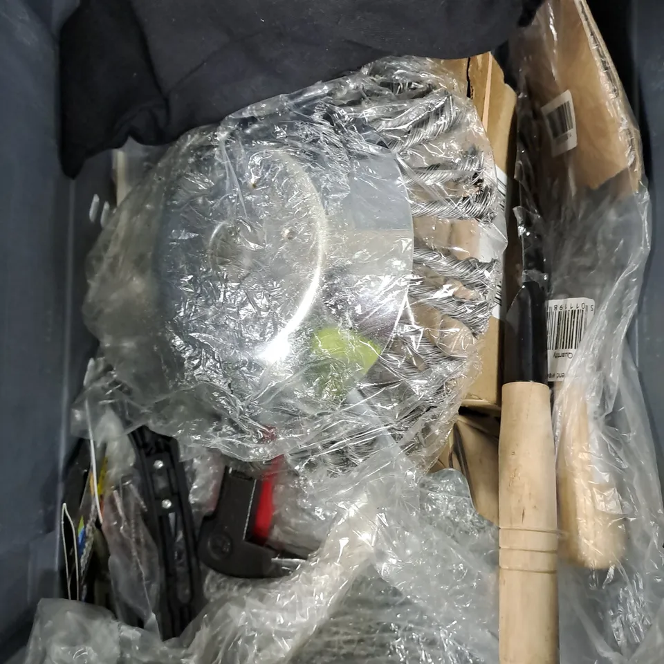APPROXIMATELY 15 ASSORTED HOUSEHOLD ITEMS TO INCLUDE FAN, SCISSORS, TOOLS ETC 