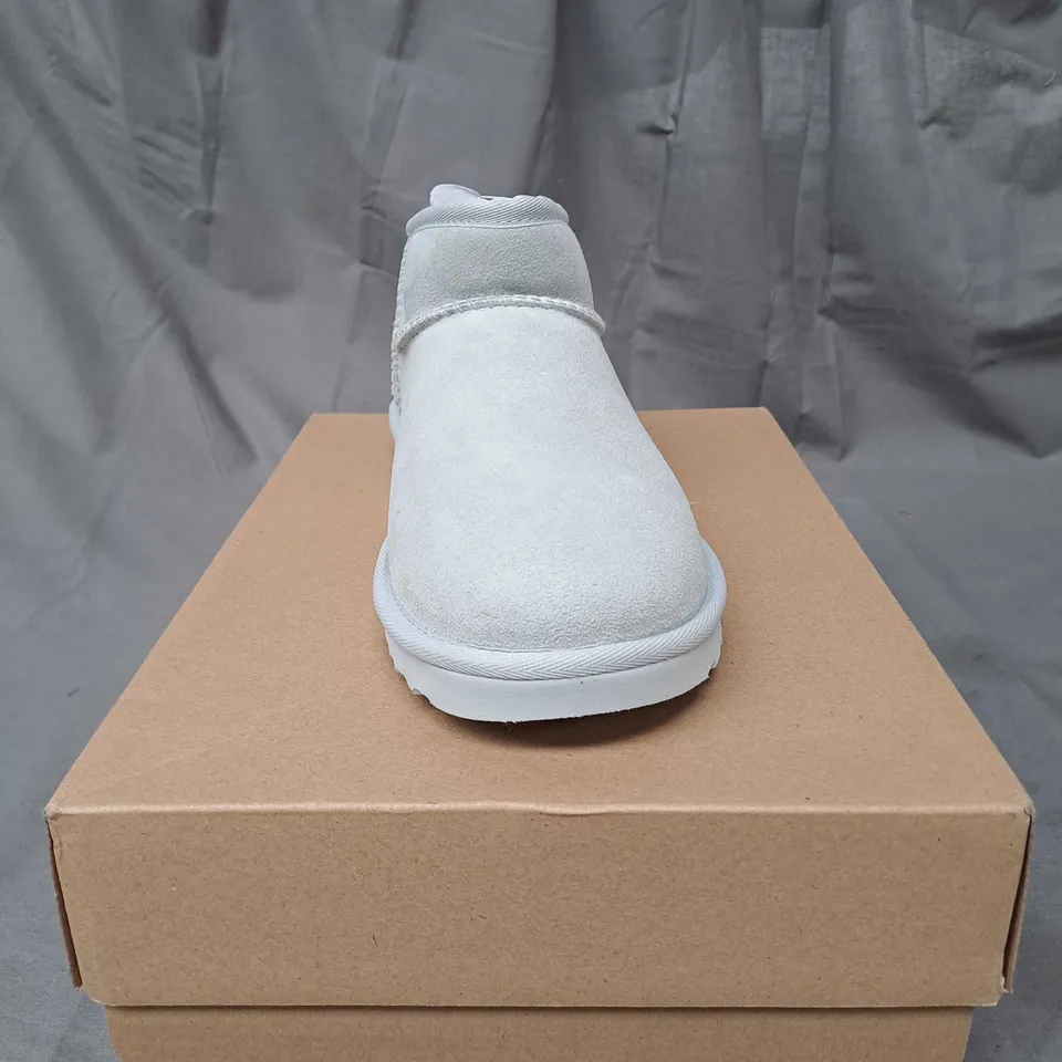 BOXED PAIR OF UGG CLASSICS SIZE 6