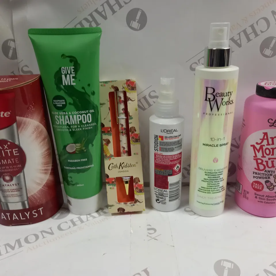 BOX OF APPROXIMATELY 20 ASSORTED COSMETIC ITEMS TO INCLUDE COLGATE MAX WHITE CATALYST, GIVE ME SHAMPOO, LOREAL PARIS FIX&STYLE, BEAUTY WORKS MIRACLE SPRAY ETC
