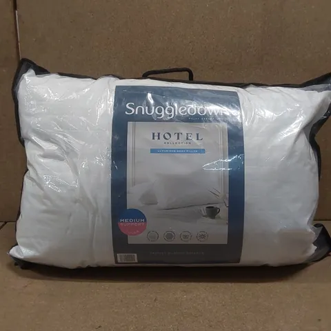 BAGGED PAIR OF SNUGGLEDOWN HOTEL COLLECTION LUXURIOUS COSY PILLOW