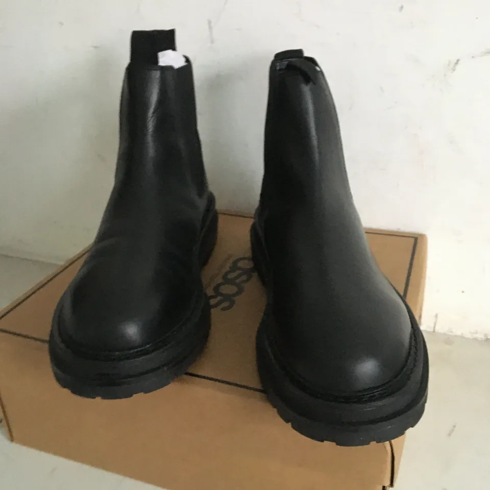 BOXED PAIR OF SIZE 8 ASOS BLACK WIDE-FIT CHELSEA BOOTS