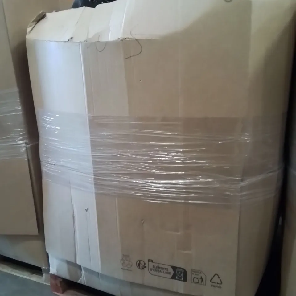 PALLET CONTAINING A LARGE QUANTITY OF PILLOWS 