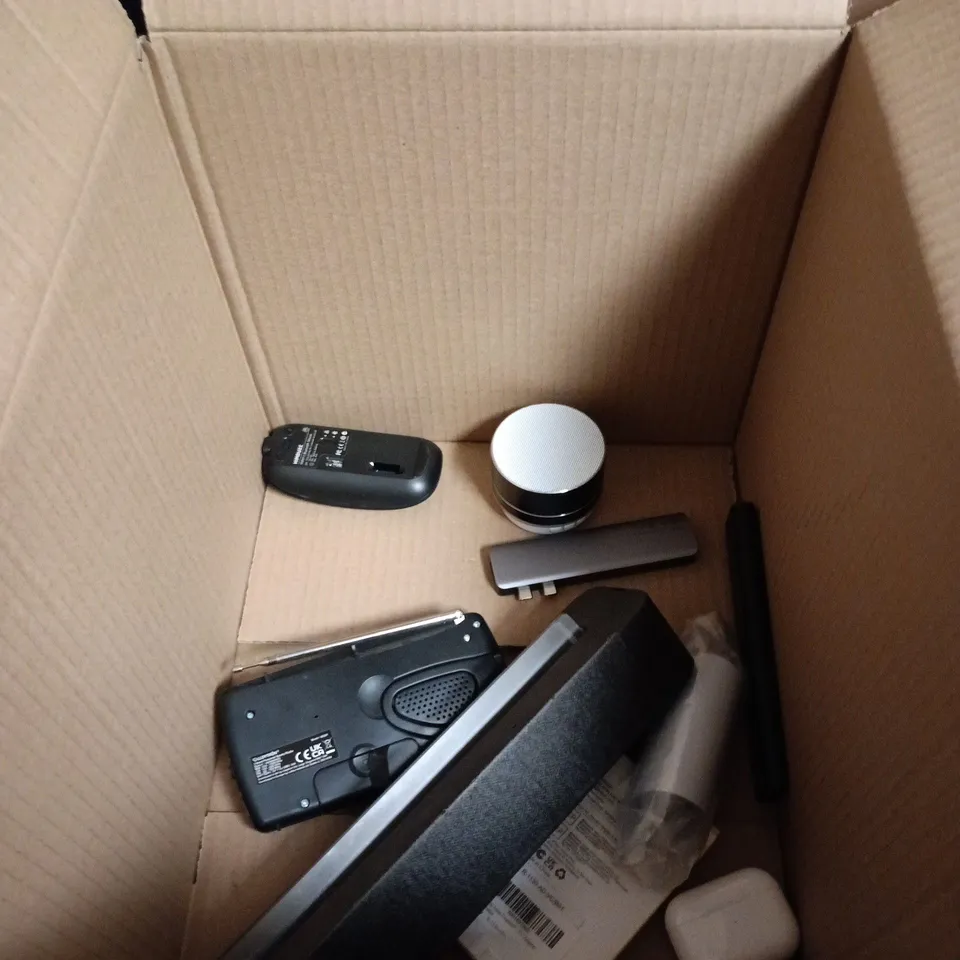 BOX OF APPROXIMATELY 9 ASSORTED ELECTRICAL ITEMS INCLUDING HIMDUZE MOUSE AND CABLE ADAPTER 