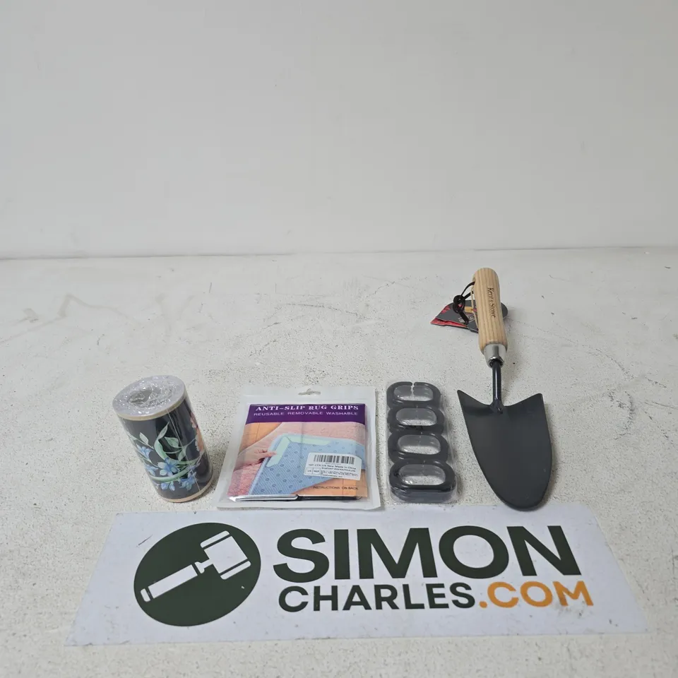 BOX OF APPROXIMATELY 20 ASSORTED HOUSEHOLD ITEMS TO INCLUDE A KENT & STOWE TROWEL, ANTI-SLIP RUG GRIPS AND A FLORAL  PATTERNED WALLPAPER BORDER
