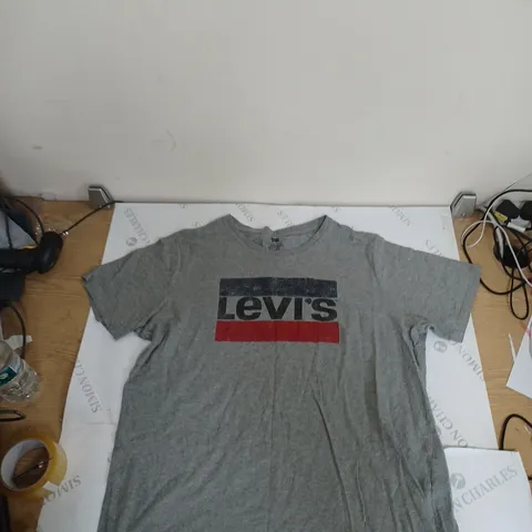 LEVIS GREY XL T-SHIRT