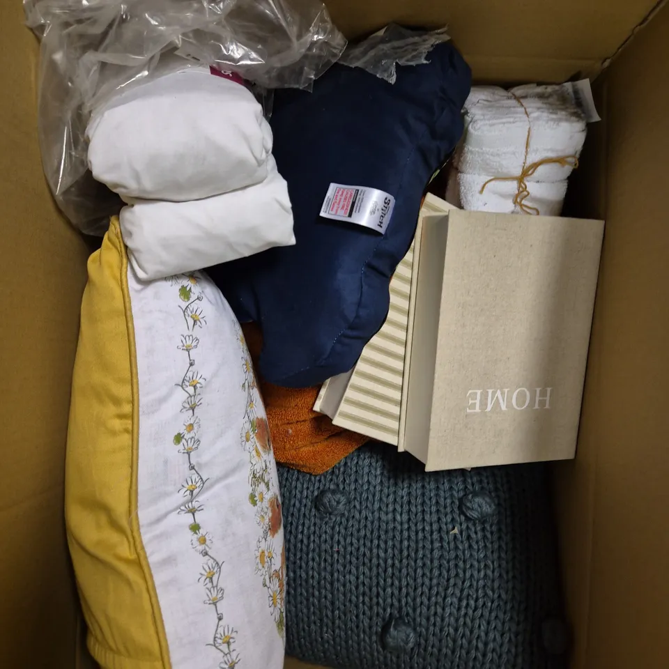APPROXIMATELY 15 ASSORTED HOUSEHOLD PRODUCTS TO INCLUDE FITTED SHEETS, STORAGE BOX, WASH CLOTHS ETC 