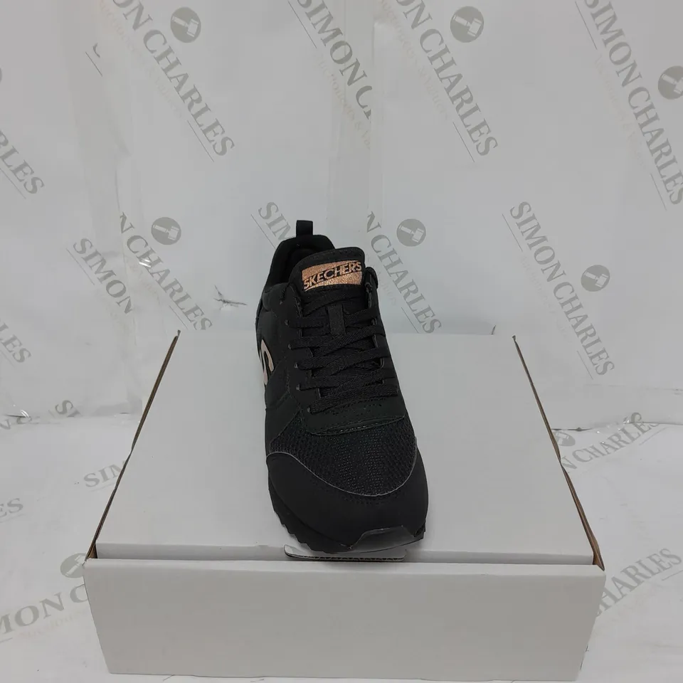 BOXED PAIR OF SKECHERS TRAINERS BLACK SIZE 6