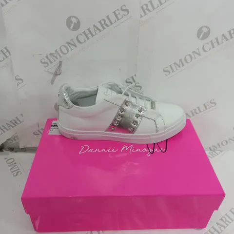 BOXED PAIR OF DANNII MINOGUE DMGALAXYTRAI WHITE-SILVER LEATHER SIZE 4