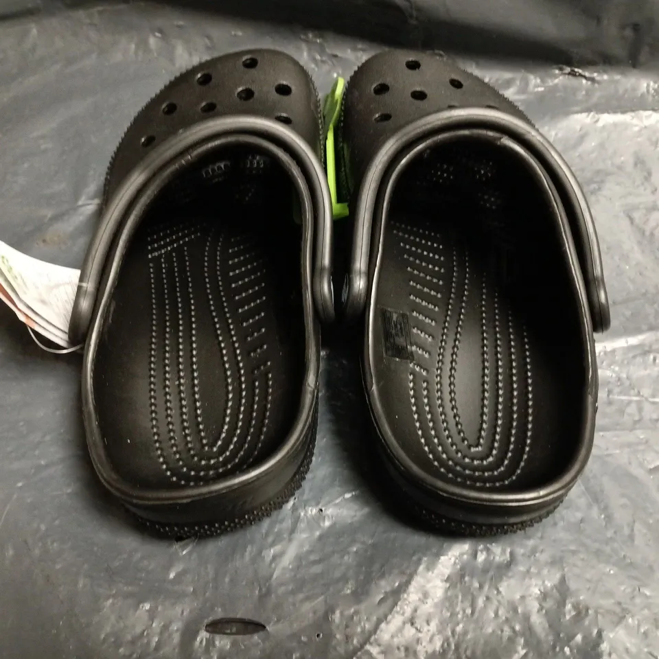 CROCS CLASSIC IN BLACK - UK M3/W3