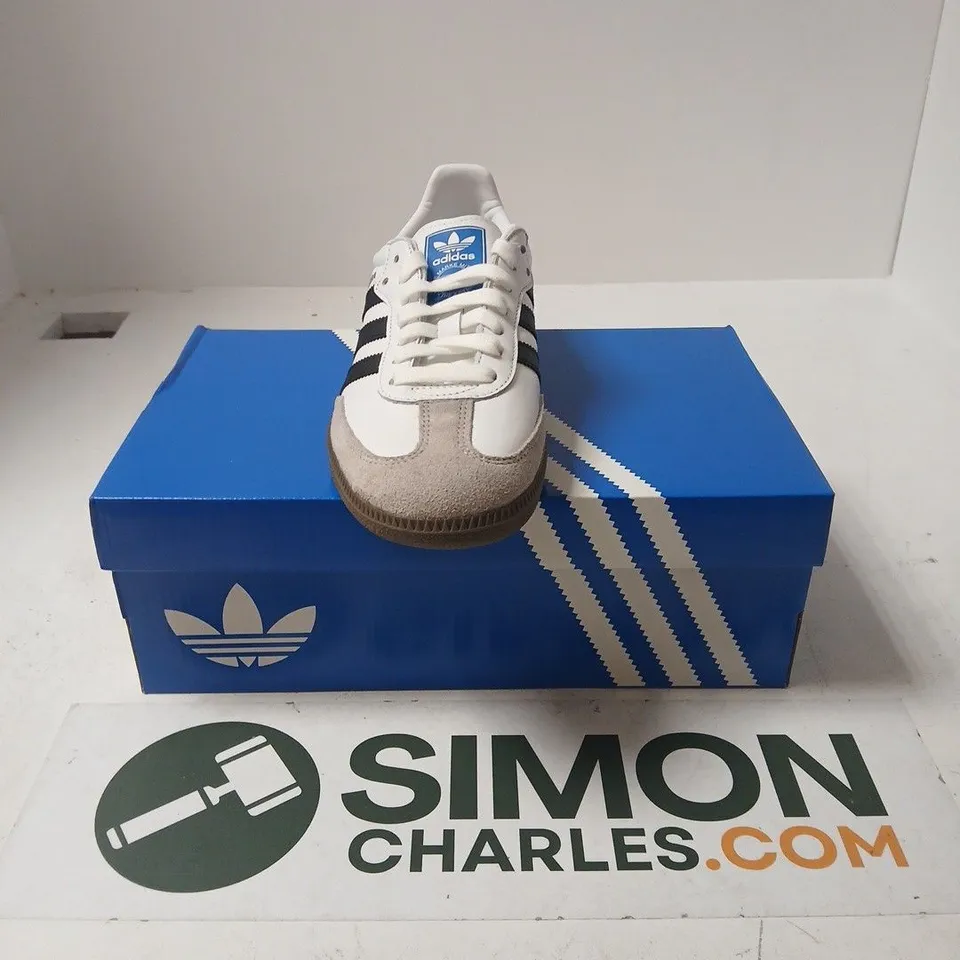 BOXED PAIR OF ADIDAS SAMBA OG TRAINERS IN WHITE - UK 6.5