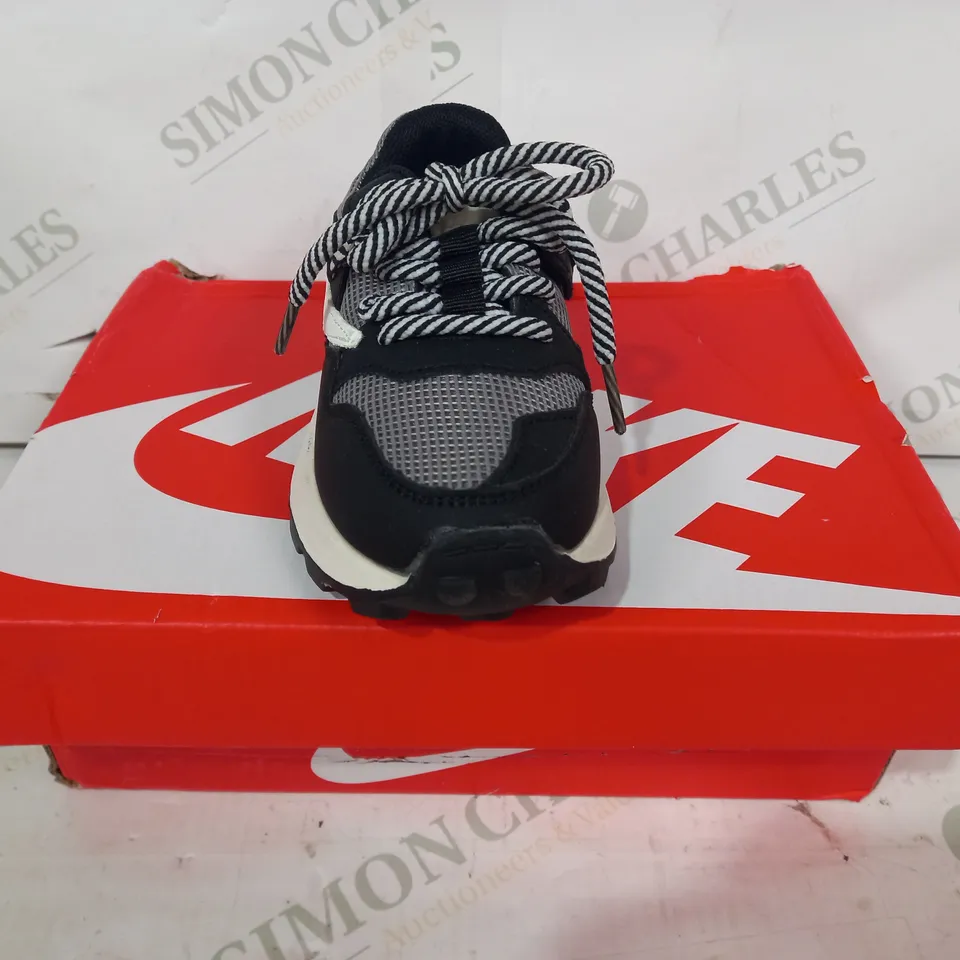 BOXED PAIR OF NIKE ORIGINALS BOOST KIDS SHOS IN BLACK/WHITE SIZE FR26