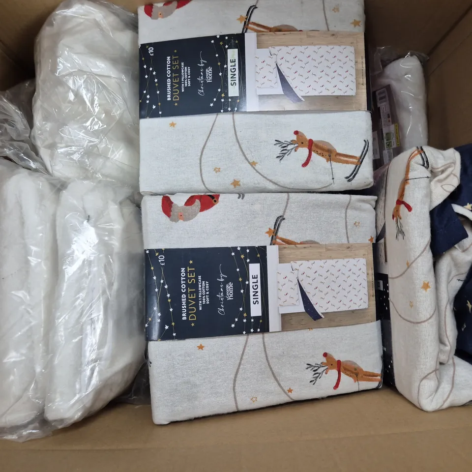 BOX OF APPROXIMATELY 12 ASSORTED BEDDING & SOFT FABRICS ITEMS TO INCLUDE FITTED SHEET - TEDDY FLEECE PILLOW PROTECTORS - 2 PILLOWCASES ETC. 