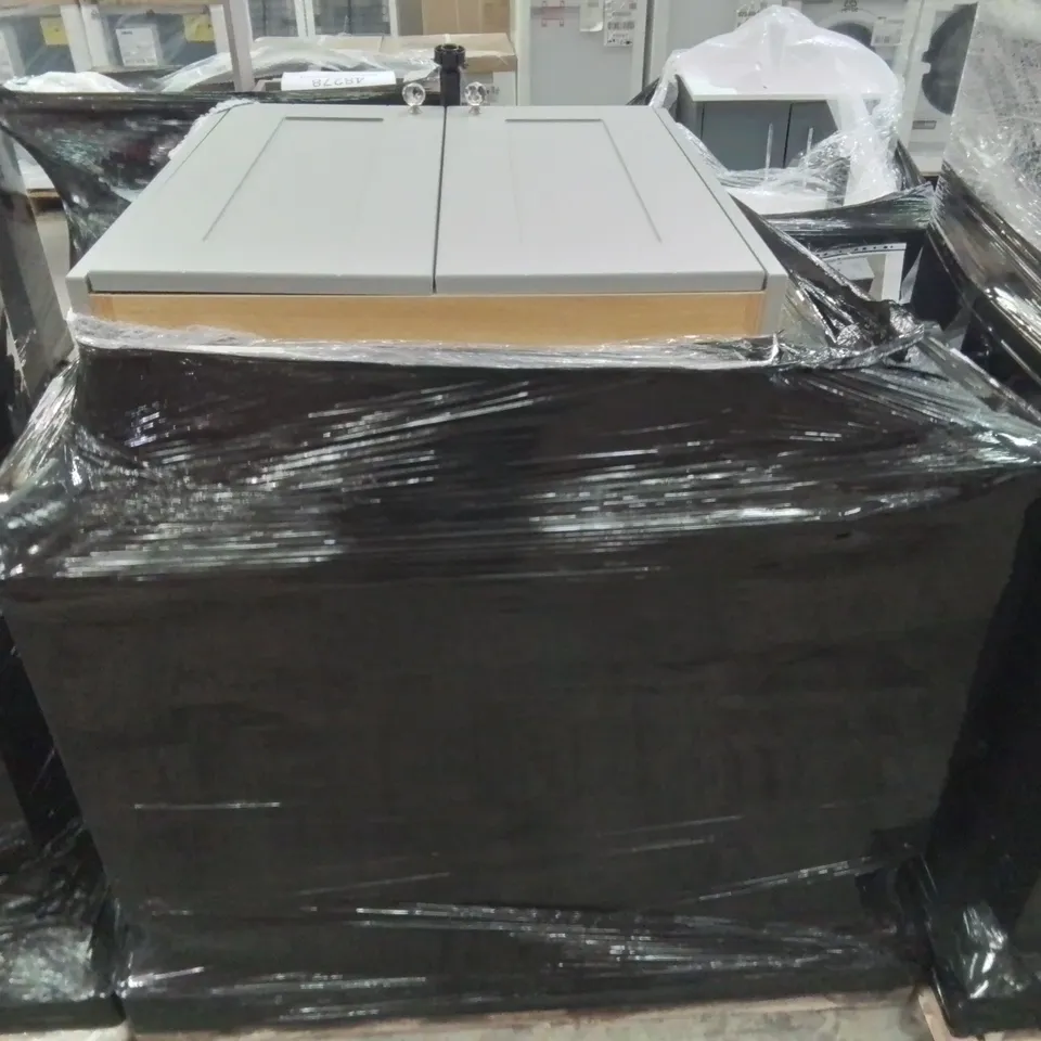 PALLET OF ASSORTED BATHROOM CABINETS AND FITTINGS