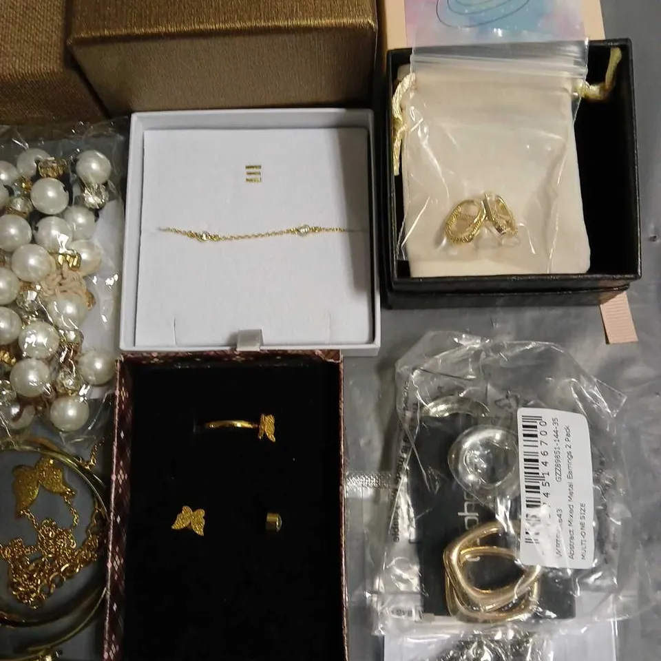 LOT OF ASSORTED JEWELLERY ITEMS TO INCLUDE CUFFLINKS, EARRINGS, RINGS AND NECKLACES