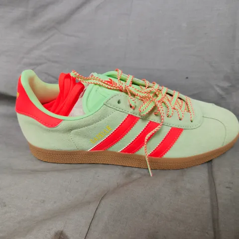 ADIDAS WOMENS GAZELLE TRAINERS IN GREEN/ORANGE - UK 7