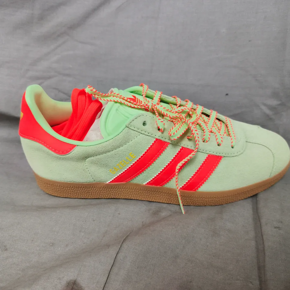 ADIDAS WOMENS GAZELLE TRAINERS IN GREEN/ORANGE - UK 7