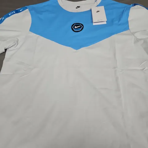 NIKE LOGO TEE - SIZE M