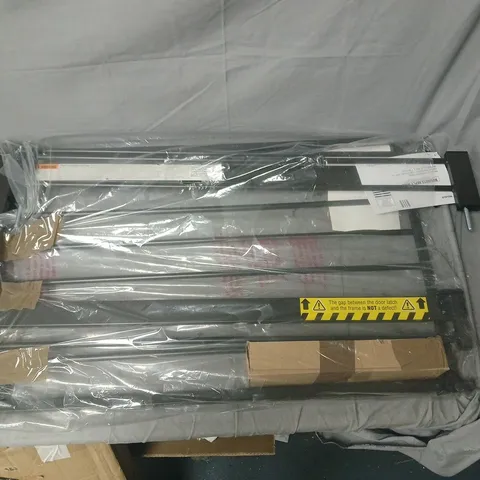 BOXED REGALO ARCHED DECOR SAFETY GATE .