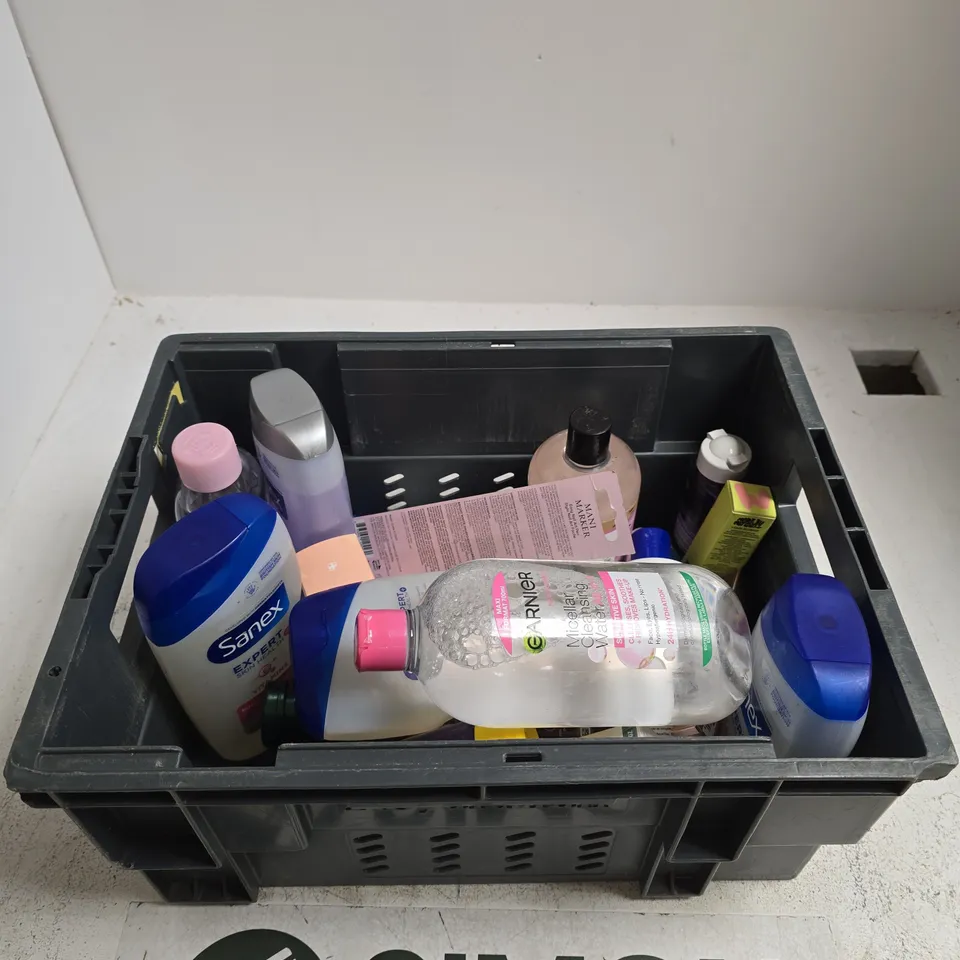 TOTE OF APPROXIMATELY 15 ASSORTED BEAUTY ITEMS INCLUDING HERBAL ESSENCES HYDRATE SHAMPOO, THE BEAUTY CROP OUI CHERIE HYDRATING SETTING MIST AND XIMONTH ANTIMICROBIAL FOOT SANITIZER WITH TEA TREE OIL