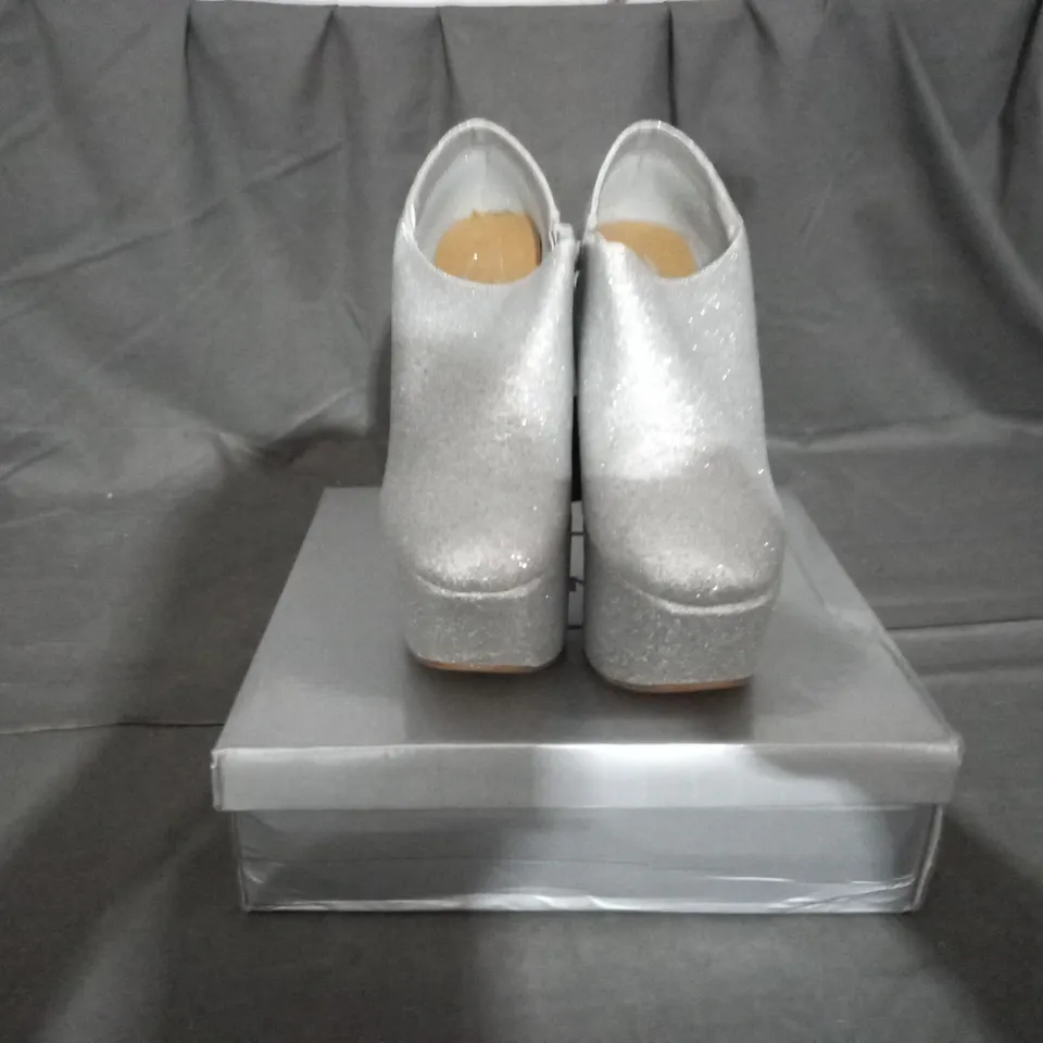 APPROXIMATELY 14 BOXED PAIR OF CASANDRA SILVER GLITTER PLATFORM WEDGE SHOES IN VARIOUS SIZES TO INCLUDE SIZE 5