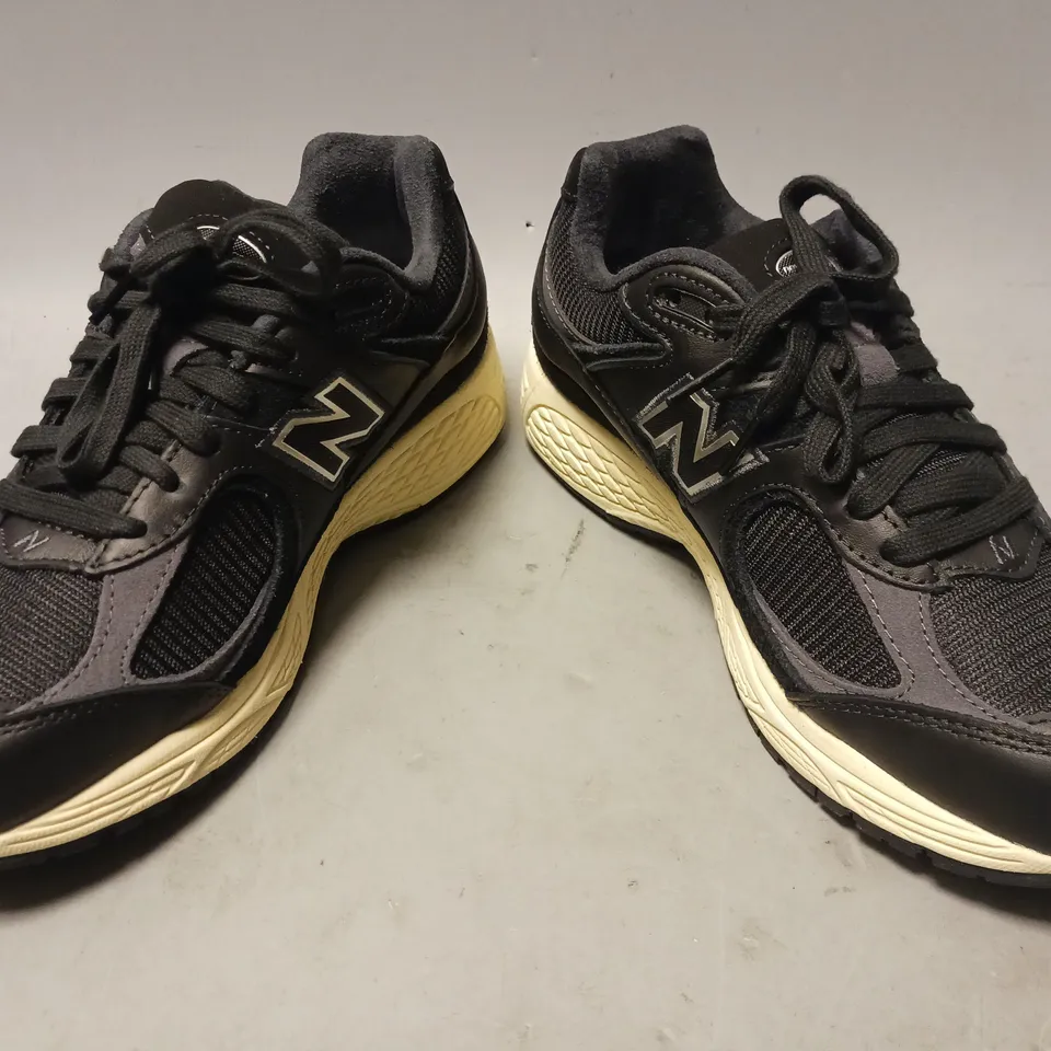 BOXED PAIR OF NEW BALANCE TRAINERS IN BLACK UK SIZE 6