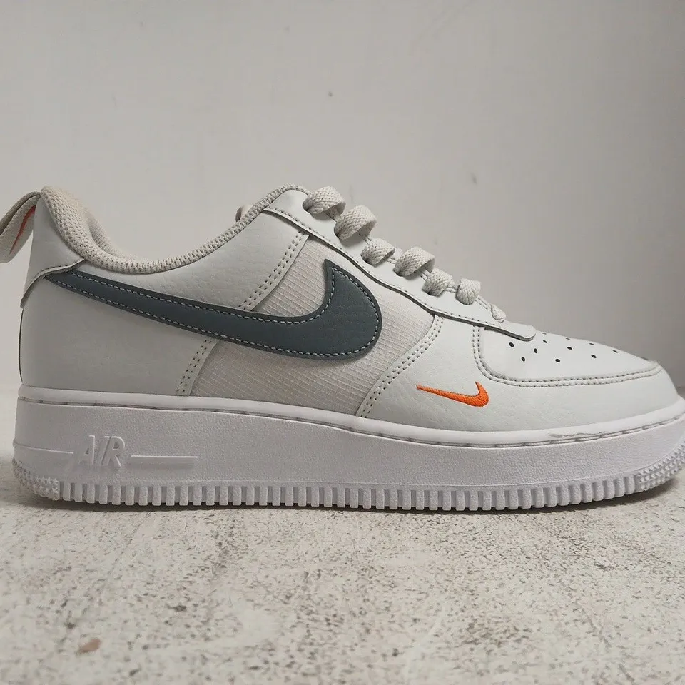 BOXED PAIR OF NIKE AIR FORCE 1 TRAINERS IN WHITE SIZE UK 6