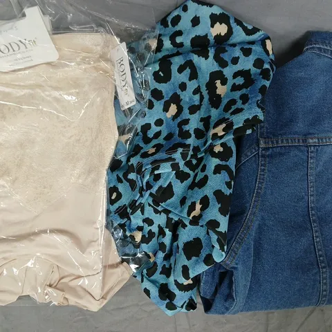 BOX OF APPROXIMATELY 10 ASSORTED CLOTHING AND FASHION ITEMS IN VARIOUS STYLES, SIZES, AND COLOURS - COLLECTION ONLY