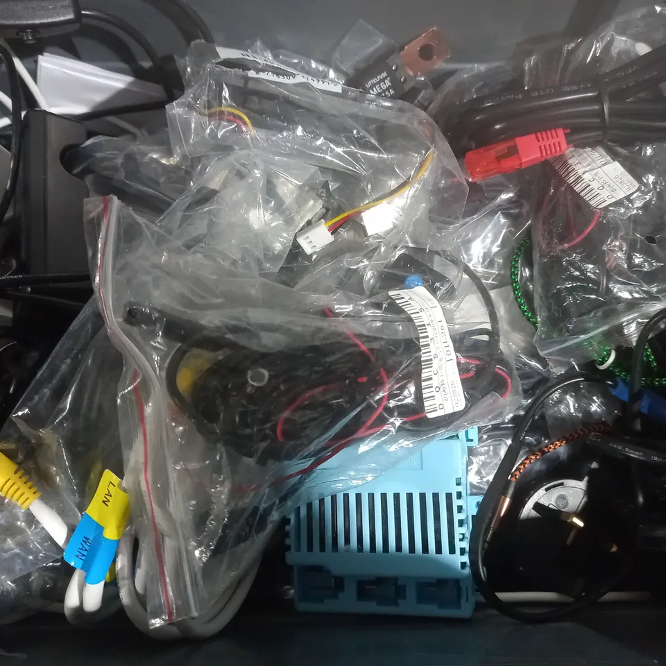 BOX OF 14 ASSORTED ITEMS TO INCLUDE - USB-C TO HDTV - EU TO UK TRAVEL PLUG - LAPTOP CHARGER ECT