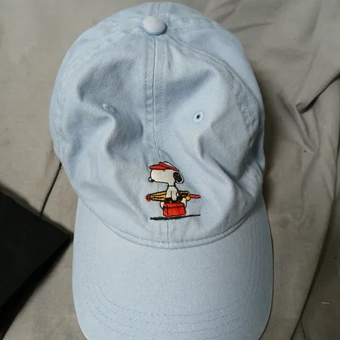 BOX OF APPROXIMATELY 25 ASSORTED CLOTHING ITEMS INCLUDING BENCH BLACK HOODED JACKET WITH POCKETS + LIGHT-BLUE SNOOPY EMBROIDERY CAP 
