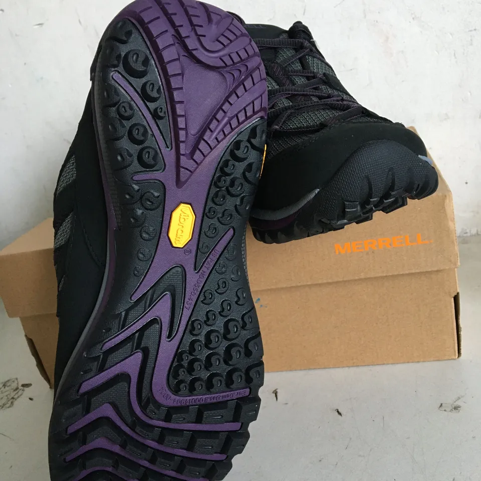 BOXED PAIR OF SIZE 8 MERRELL SIREN SPORT 3 GTX BLACK/BLACKBERRY WEALKING SHOES