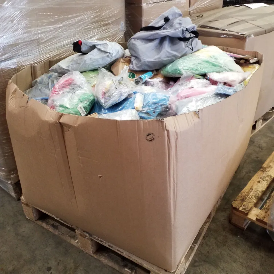 PALLET CONTAINING ASSORTED INFLATABLES INCLUDING POOL INFLATABLES, CHIMNEY STOP, KIDS SWIM VESTS