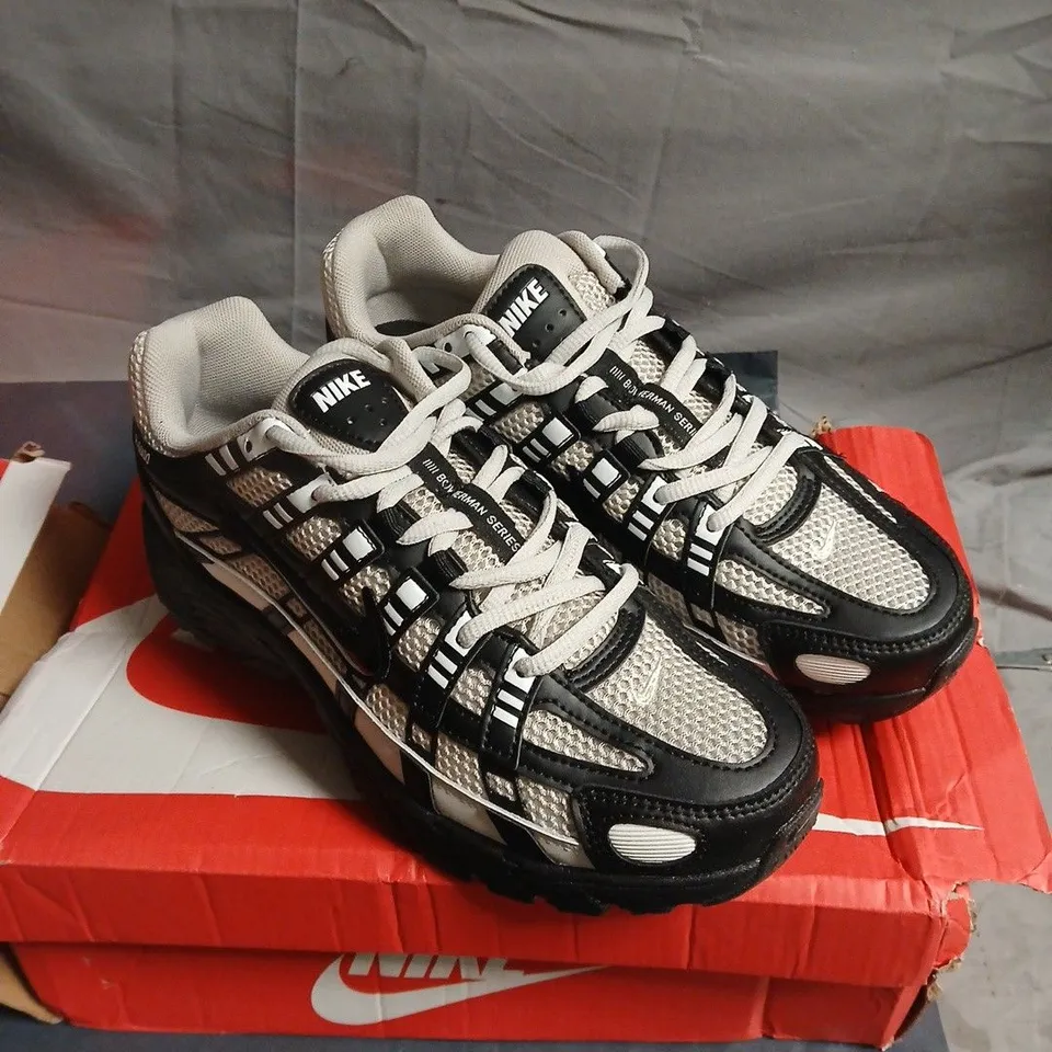 NIKE P-6000 TRAINERS – MEN'S, GREY/BLACK SIZE 7