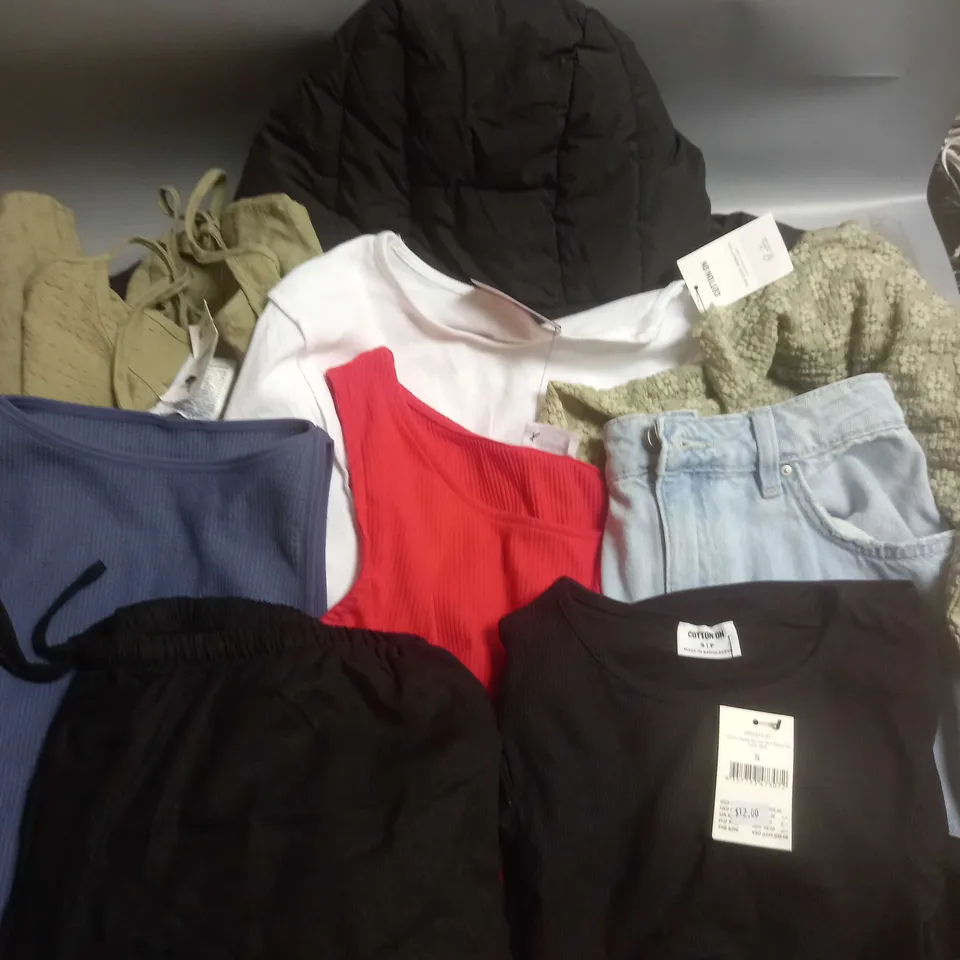 BOX OF APPROXIMATELY 10 ASSORTED CLOTHING ITEMS TO INCLUDE PUFFER JACKET, DRESS, TOPS ETC