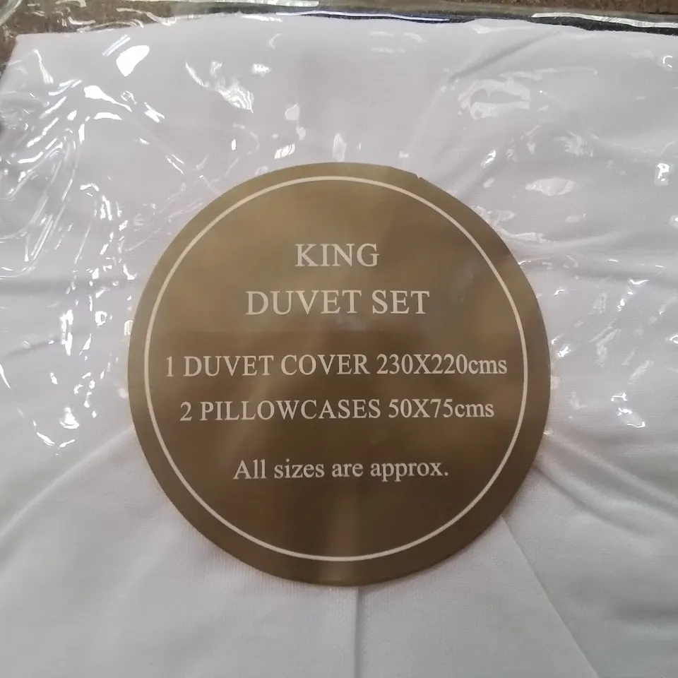 BRAND NEW SIGNATURE GAVENO CAVAILIA KINGSIZE DUVET COVER SET  -WHITE-