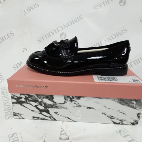 BOXED PAIR OF MODA IN PELLE IN BLACK SIZE 4