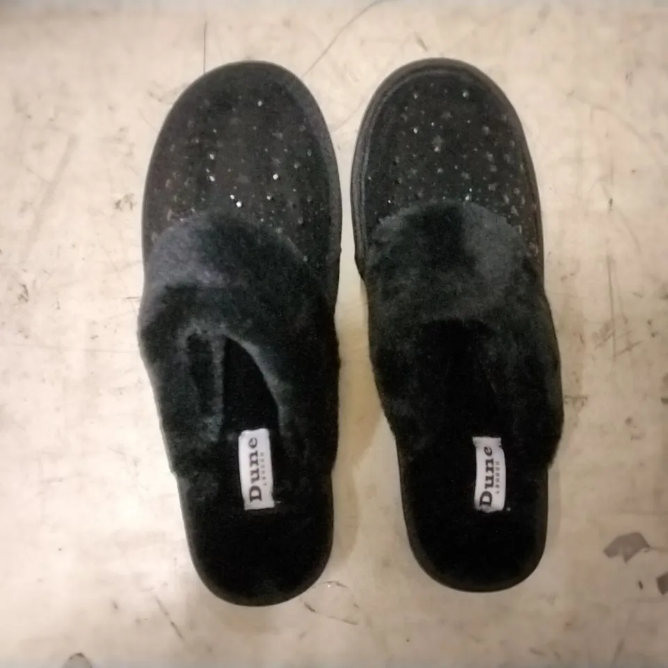 BOX OF APPROXIMATELY 5 DUNE BLACK SYNTHETIC STAR HOTFIX SLIPPERS SIZE 6