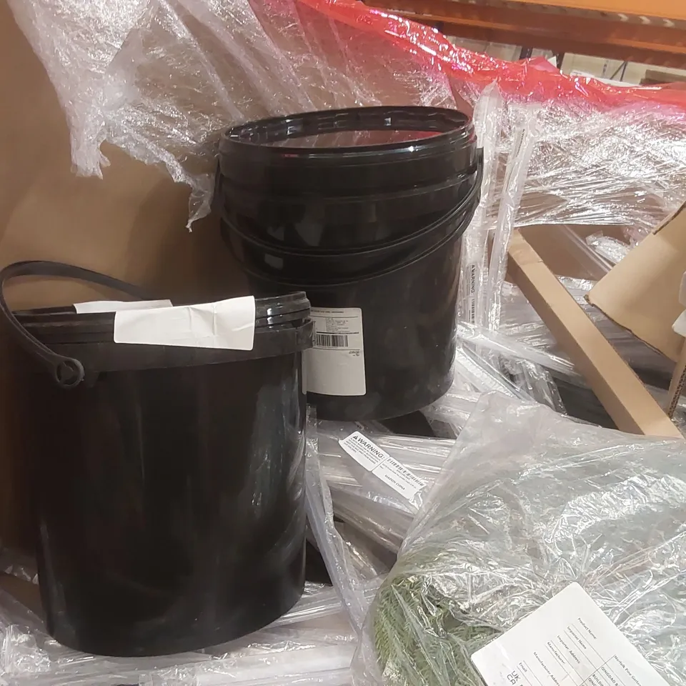 PALLET CONTAINING A LARGE QUANTITY OF ASSORTED ITEMS INCLUDING: PRESSURE CURVED SHOWER SCREEN PARTS, NORFOLK PINE GARLANDS, HYDROPONIC BUCKETS ECT