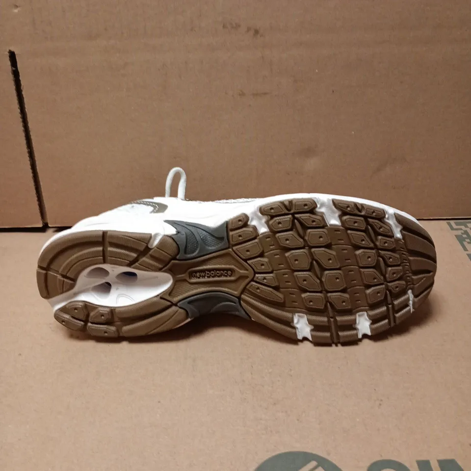 NEW BALANCE SNEAKERS – WHITE WITH BROWN TRIM (MEN'S) – UK SIZE 6