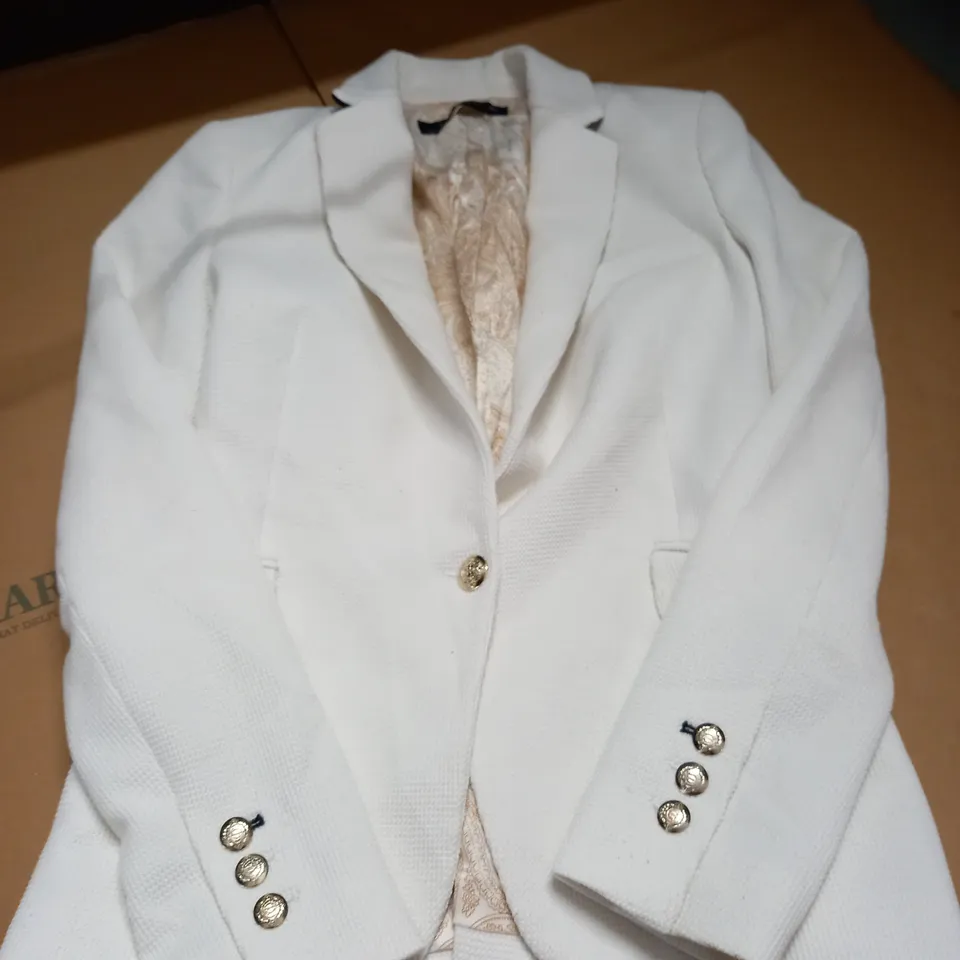 ZARA WOMAN WHITE WITH DETAILED BUTTON BLAZER - SIZE EU S