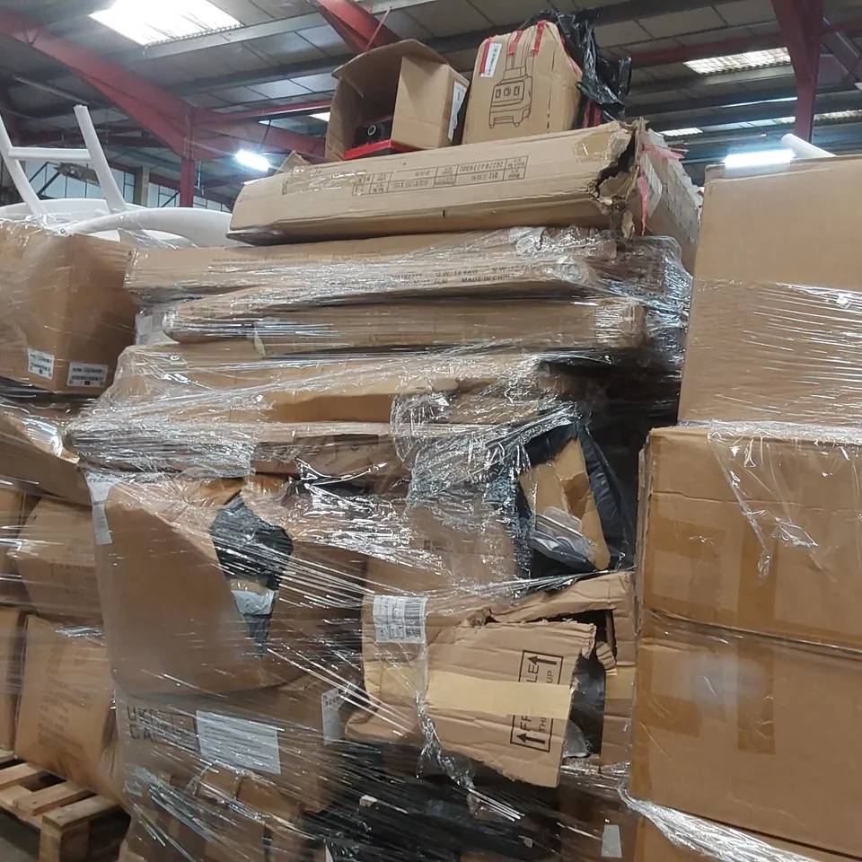 PALLET OF ASSORTED ITEMS INCLUDING: SILVER CREST BLENDER, FAT BALLS, PLASTIC CONTAINERS ECT