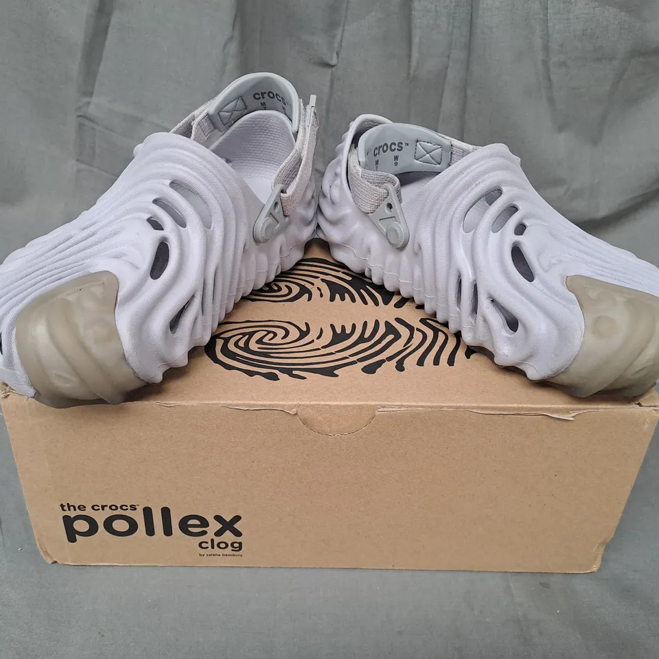 BOXED PAIR OF CROCS SALEHE BEMBURY CLOGS IN LILAC UK SIZE M6/W7