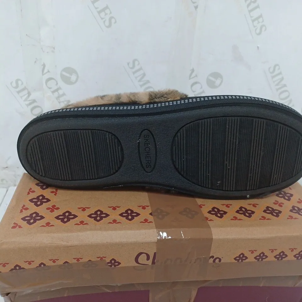 BOXED PAIR OF SKECHERS COZY CAMPFIRE FRISKY GAL LEOPARD FUR LINED SLIPPERS IN BLACK SIZE 8