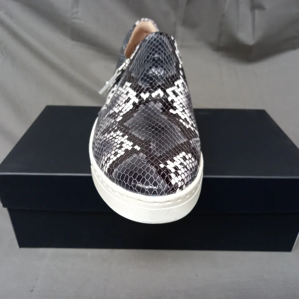 BOXED PAIR OF NATURALIZER SHOES IN BLUE/GREY SNAKE SIZE 9