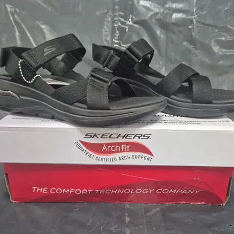 BOXED PAIR OF SKECHERS ATTRACT SANDALS IN BLACK SIZE 5