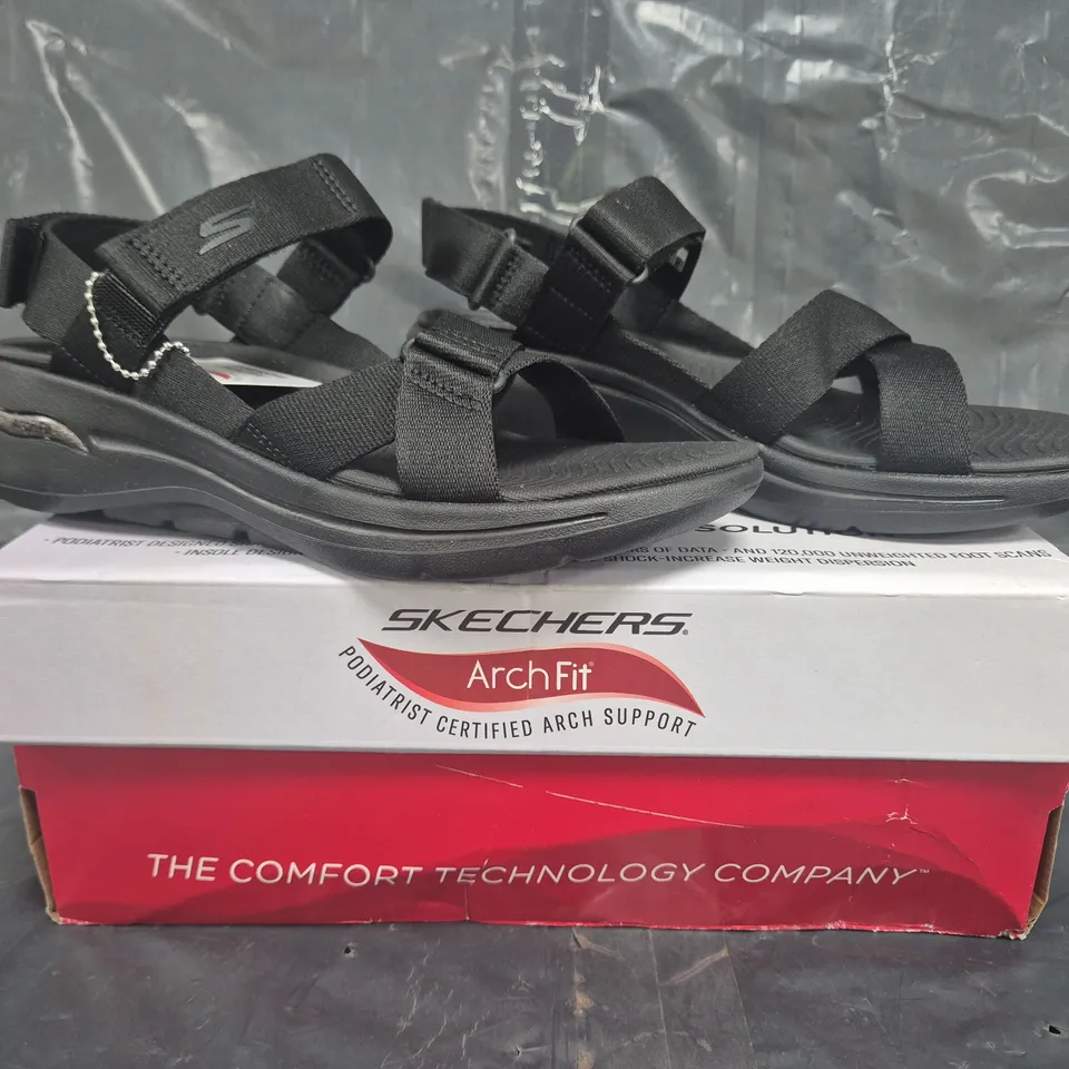 BOXED PAIR OF SKECHERS ATTRACT SANDALS IN BLACK SIZE 5