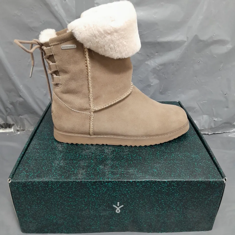 BOXED PAIR OF EMU AUSTRALIA BOOTS IN MUSHROOM SIZE 7