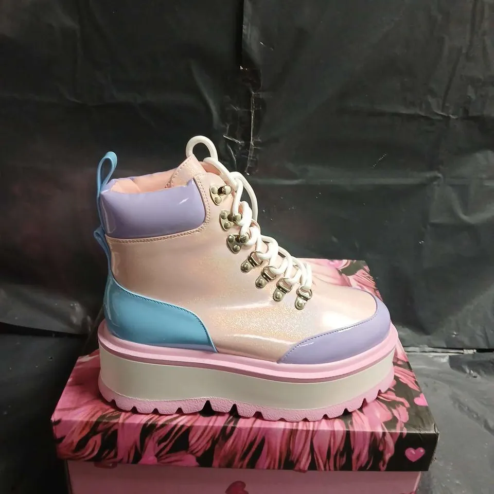 BOXED PAIR OF KOI KAWAII HYDRA HI SHINE PLATFORM BOOTS – UK SIZE 4