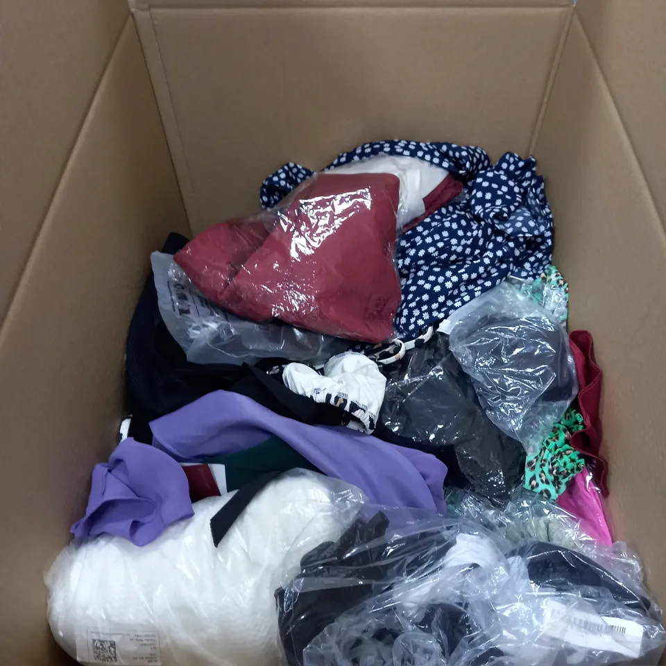 LOT OF CLOTHES APPROXIMATELY 30 TO INCLUDE T-SHIRTS, SCARF, JACKET ETC