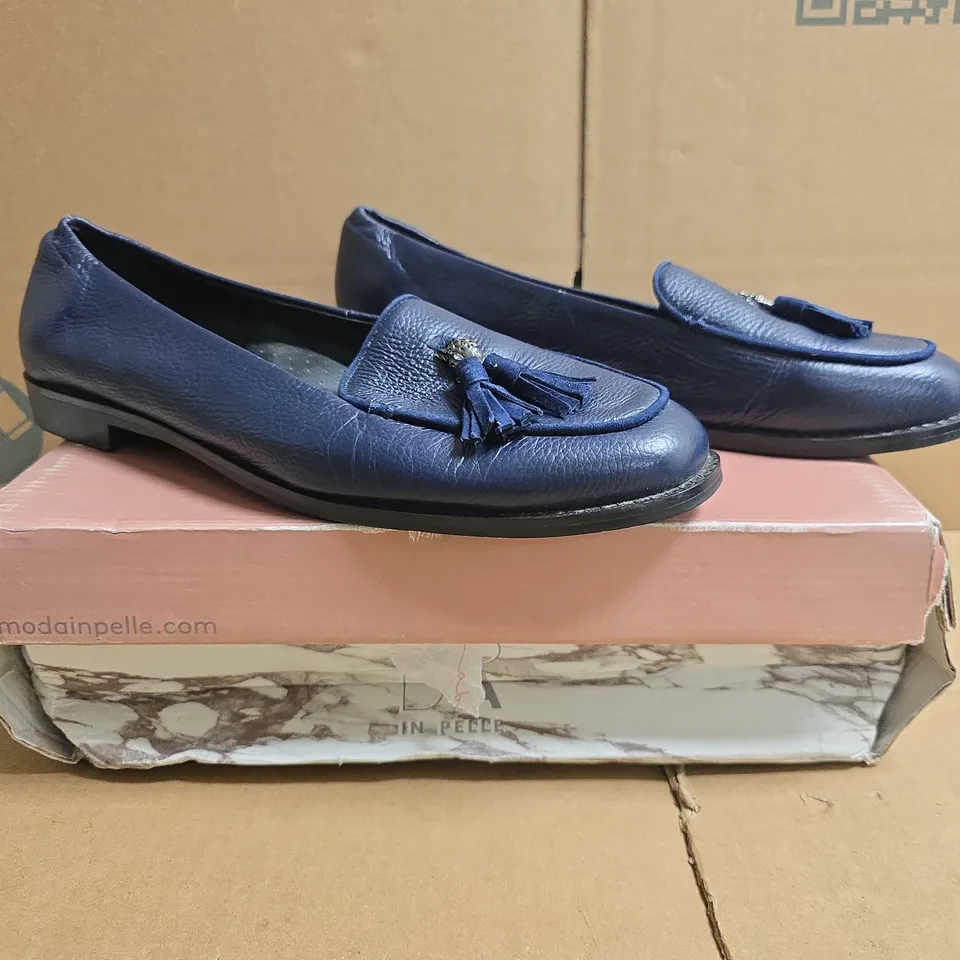 BOXED PAIR OF MODA IN PELLE LOAFERS IN NAVY SIZE EU 40